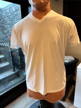 men’s “fresh clean tees” XL v neck